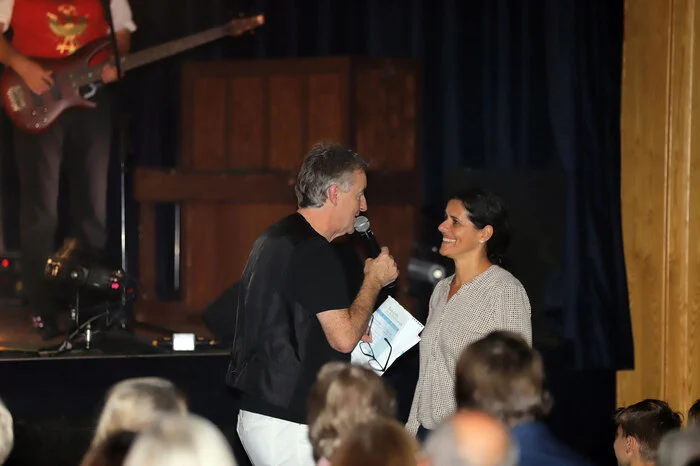 Gerhard Hohl bedankte sich bei Carmen Leitner und ihrem Team für die Organisation der Playback Show in Mortantsch.