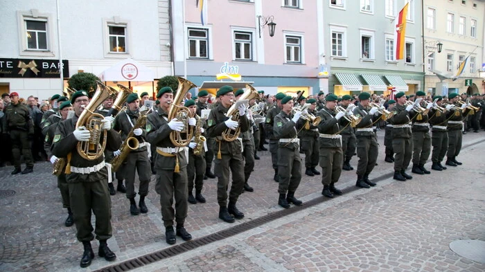 Zum Auftakt der großen Informations- und Leistungsschau des Österreichischen Bundesheeres am Nationalfeiertag führte am Mittwochabend die Militärmusik Kärnten in der Herzogstadt den "Großen Österreichischen Zapfenstreich" auf. 