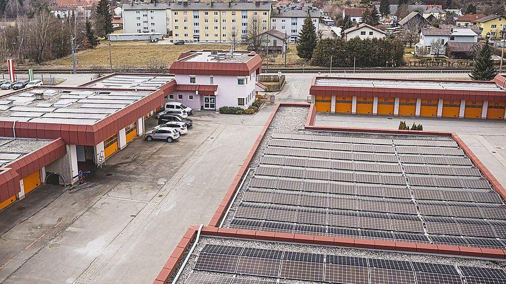 Das Dach der Straßenmeisterei Friesach wurde zur Photovoltaikanlage