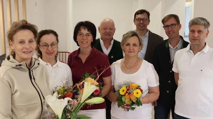 Kathrin Popovits, Barbara Loder, Manuela Wagner, Ilse Schaberreiter und Michael Popovits mit Gemeindekassier Herbert Gauster, Vizebürgermeister Kurt Nistelberger und Bürgermeister Andreas Nagl.