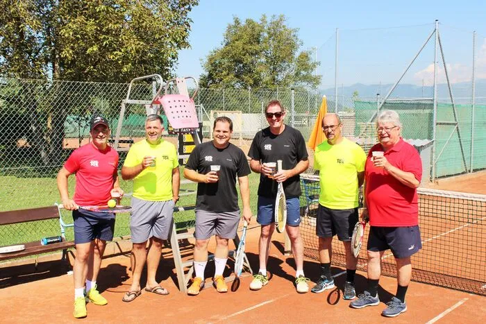 Eine kleine Stärkung vor dem Tennis-Doppel für die Bürgermeister Gottfried Wedenig, Markus Lakounigg, Hannes Mak und Josef Müller