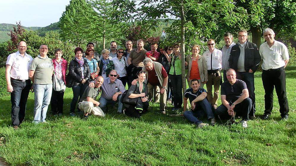 Die Brucker Delegation mit ihren Hohenlimburger Gastgebern vor der zum 20. Partnerschaftstreffen 2011 gepflanzten Edelkastanie.