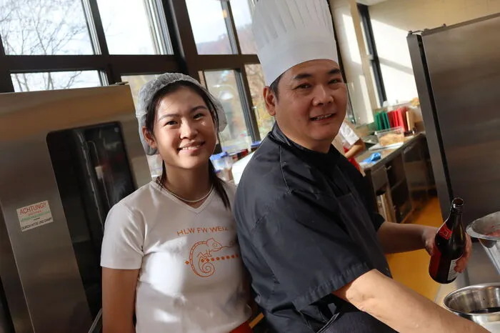 Gastkoch Xiaolei Zhang und Tochter Wenxin Zhang.