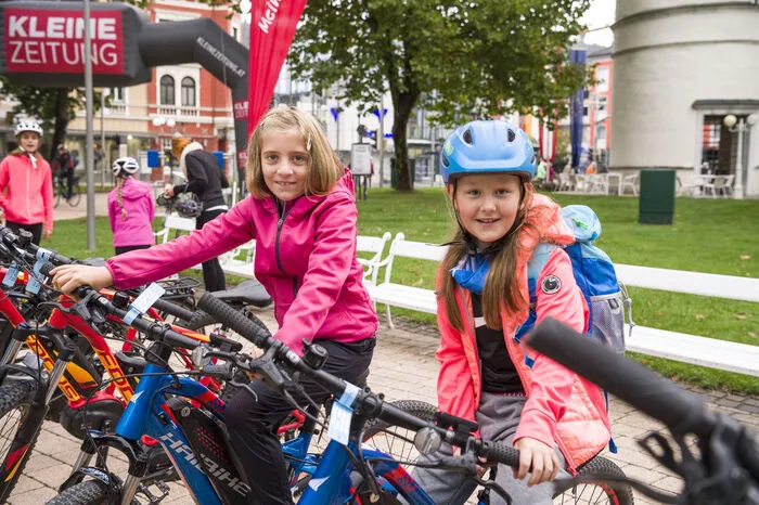 Junge Teilnehmer schwärmten vor allem für das rasante Tempo beim E-biken: Sarah Striednig und Lara Jaming