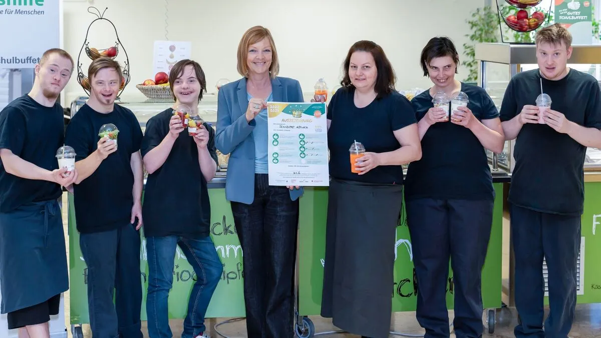 Direktorin Gudrun Finder und Melanie Koval (Mitte) mit einem Teil des Teams des Schulbuffets Köflach