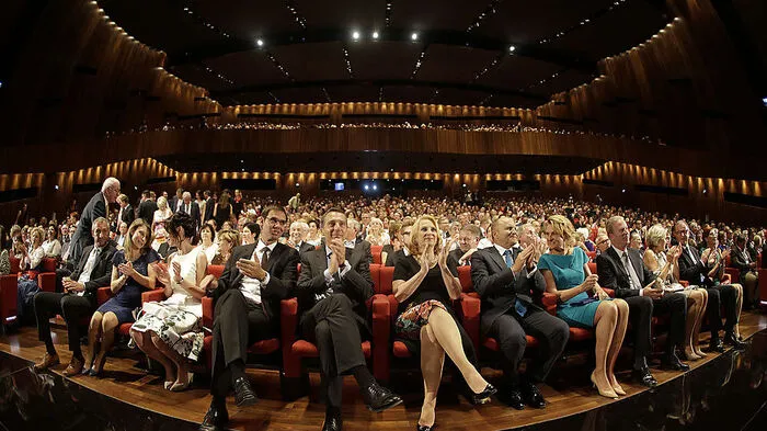Gut gefülltes Festspielhaus in Bregenz zur Eröffnung der Festspiele.