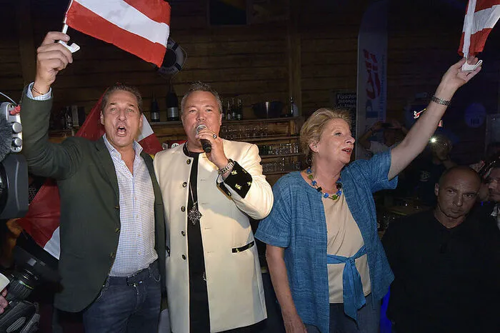 Und auch musikalisch erfuhr der blaue Ex-Held Huldigungen: "HC HC für Österreich, er will für alle das beste, wir brauchen seine ganzen Kraft", textete die FPÖ-Haus- und Hof-Band John Otti 2013 eine dem Parteichef gewidmeten Nummer (Titel: "Liebe ist der Weg"). Bei Parteiveranstaltungen zog der gelernte Zahntechniker zu diesen und ähnlichen Klängen in der Vergangenheit in Bierzelte und Veranstaltungshallen ein, "HC"-Sprechchöre inklusive. Später wurde diese eine Hymne auf den Ex-Chef dann nicht mehr gespielt. Denn Universal Music sah darin eine bearbeitete Version eines urheberrechtlich geschützten Liedes und ergriff rechtliche Mittel.