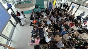 Blick von oben in die voll besetzte Aula am Campus in Lienz