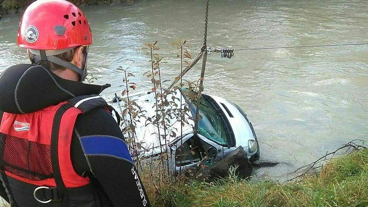 Alkolenker stürzte mit Kleinbus in die Salzach