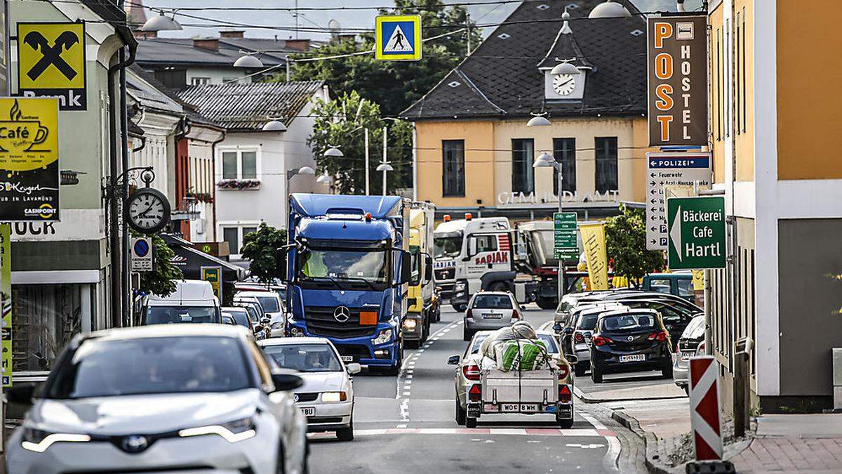 Hunderte Lkw rollen tagtäglich durch Lavamünd. Die Bewohner fordern eine Umfahrung