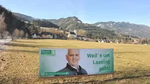 Bürgermeister Engelbert Schaunitzer (ÖVP) lacht vom Wahltransparent. Die Wahlplakate der FPÖ mussten neu gedruckt werden und werden erst diese Woche aufgehängt.