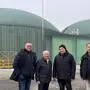 Halbenrains Vizebürgermeister Thomas Stacher, Vulkanland-Obmann Bürgermeister Josef Ober, Klaus Uidl und Christian Krotscheck vor der Biogasanlage der Firma Uidl