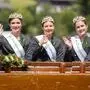 Die Narzissenhoheiten 2024: Narzissenkönigin Claudia Walkner (Mitte) mit den Prinzessinnen Theresa Kaiser und Leonie Krasnitzer