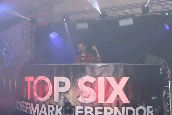 ...oder in der tobenden Menge vor der DJ-Bühne, für jeden Geschmack war am Freitagabend am Josefimarkt etwas dabei.