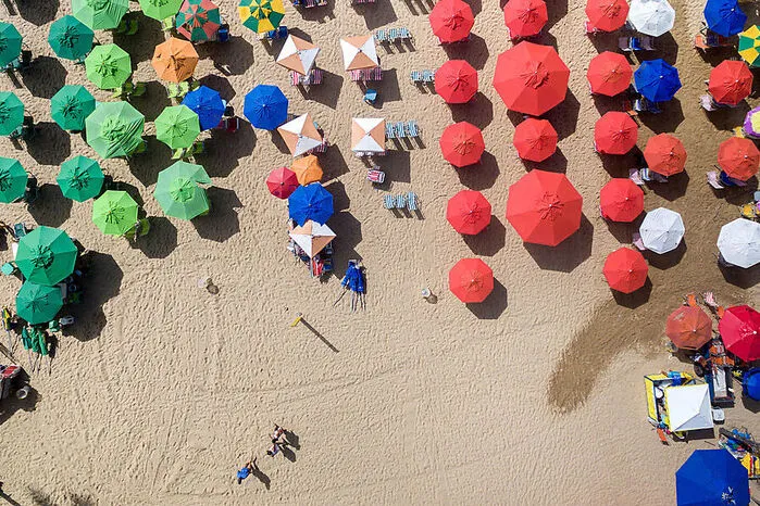 Insel für Millionen: Eine weitere beeindruckende Zahl ist die der Gesamtbesucher in den vergangenen 100 Jahren – denn etwa solange gibt es den Fremdenverkehr bereits auf der Insel. Mehr als 215 Millionen Menschen haben Mallorca seit Beginn der statistischen Erfassung schon besucht. Früher noch mit dem Schiff, heute natürlich überwiegend per Flugzeug.