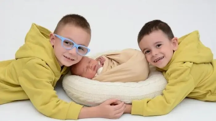 Ein perfektes Trio mit Matteo | Mit Matteo Alexander (2640/45), geboren am 17. September, ist das Glück von Sabrina und Michael Geisler perfekt. Auch die großen Brüder Raphael und Elias kümmern sich liebevoll um ihren kleinen Bruder.