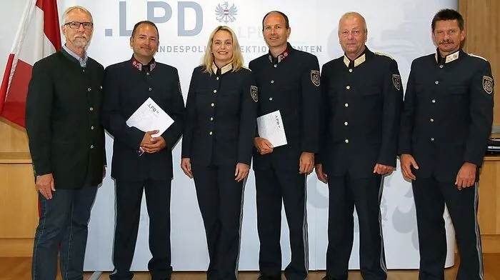 Gruppeninspektor Mario Joven (Zweiter von links) und Gruppeninspektor Andreas Tatschl (Vierter von links) am Bild mit Chefinspektor Michael Nößler, Michaela Kohlweiß, Generalmajor Wolfgang Rauchegger sowie Chefinspektor Walter Zarfl