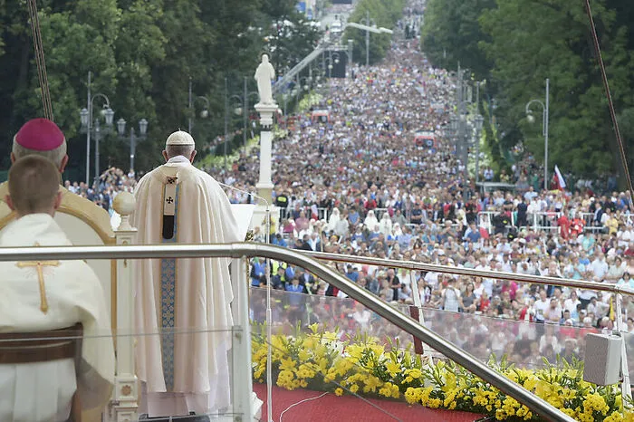 Sein erster Gottesdienst mit Zehntausenden jungen Katholiken aus aller Welt fand auf den Blonie-Wiesen in Krakau statt.