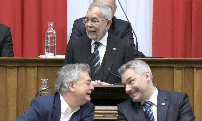 Vizekanzler Kogler (Grüne, links) und Kanzler Nehammer (ÖVP, rechts) haben sich gefunden