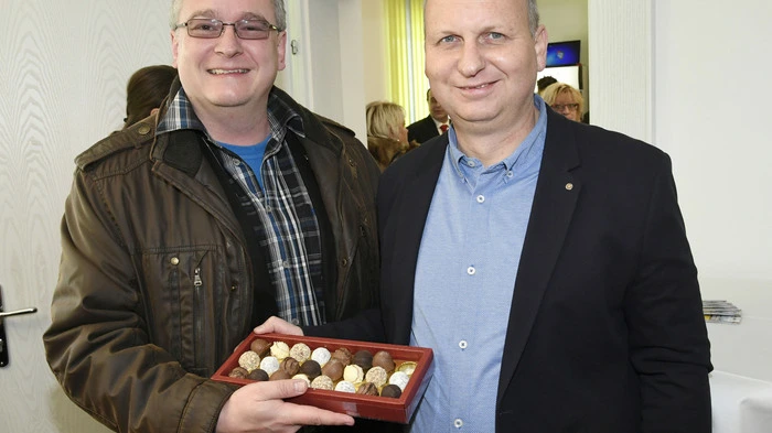 Konditormeister Hubert Rudiferia überreichte Martin Bacher köstliche Pralinen