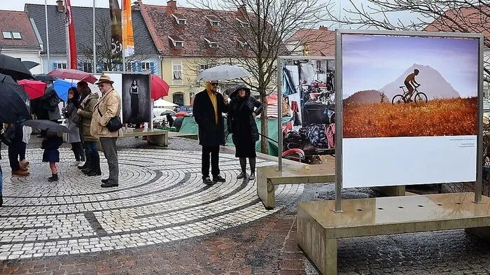 Trotz des Regens kamen viele zur Eröffnung der Ausstellung Menschenbilder in Gleisdorf