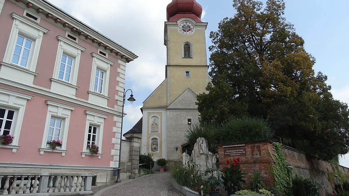 In Kirchberg an der Raab stürzte ein Mann beim Streichen eines Balkons von einer Leiter auf ein Vordach.