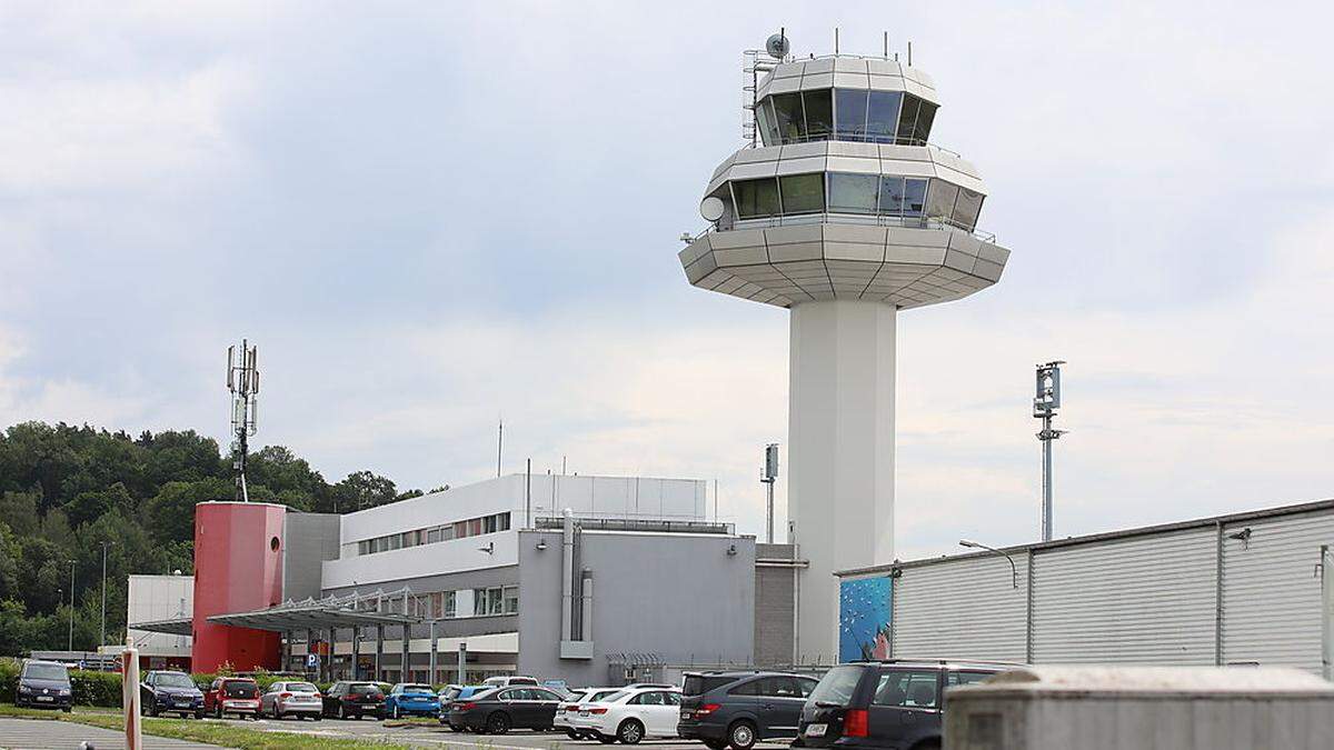 Flughafen-Tower, neuerdings in Weiß