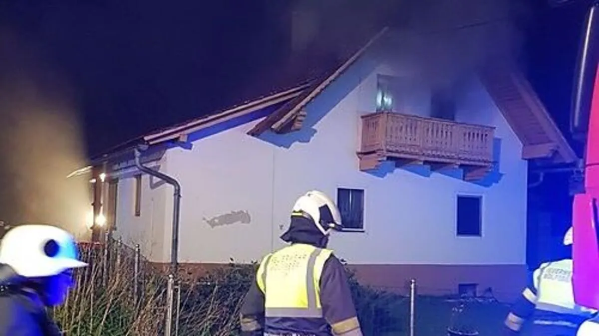 Starker Rauch schlug aus dem Obergeschoß des Hauses