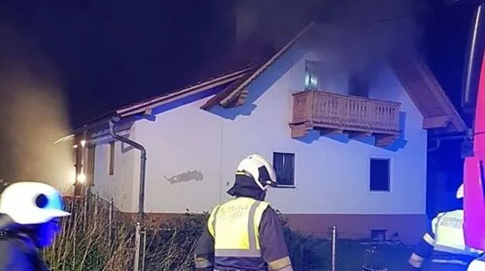 Starker Rauch schlug aus dem Obergeschoß des Hauses