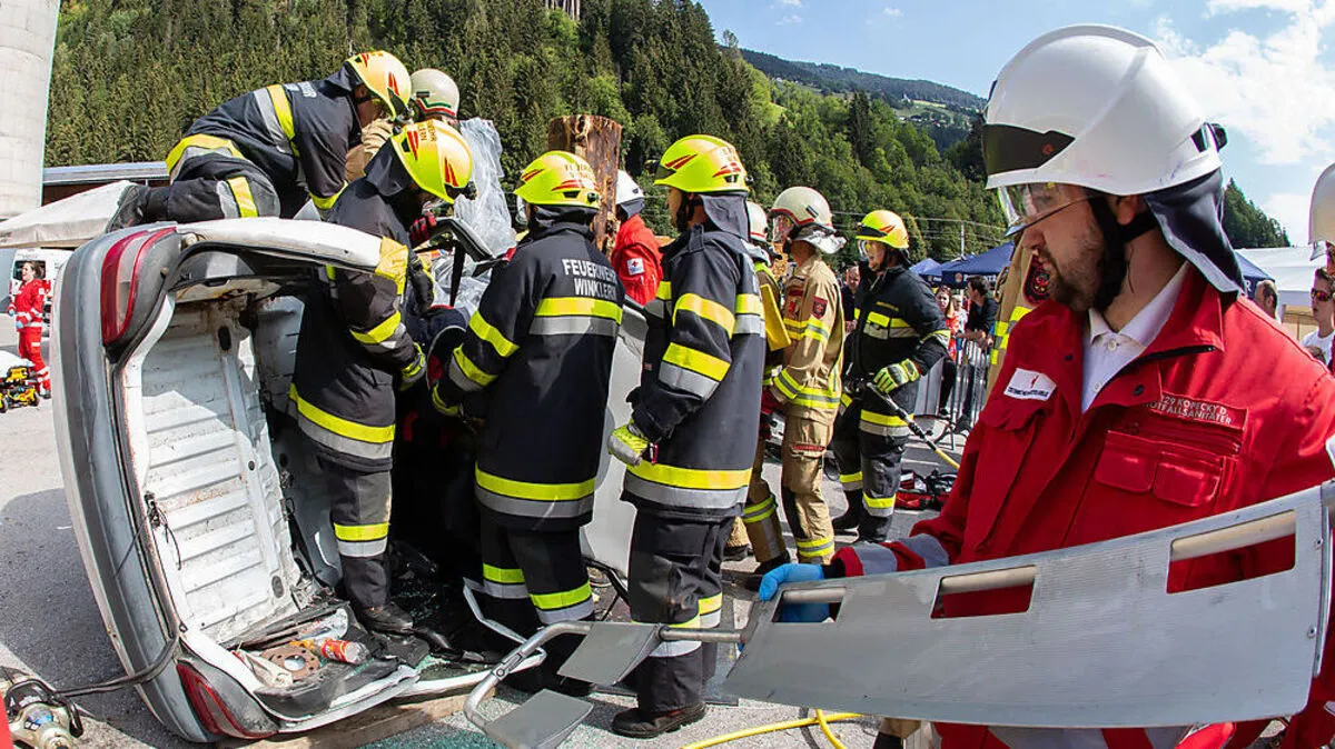 Feuerwehren trainierten Unfallszenarien. Eine Person musste aus Pkw geschnitten werden