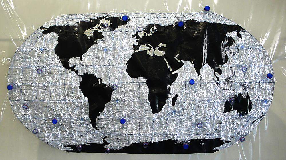 Auch zu sehen: „The Garbage World“ (2013) aus vernähten Plastik-Wasserflaschen