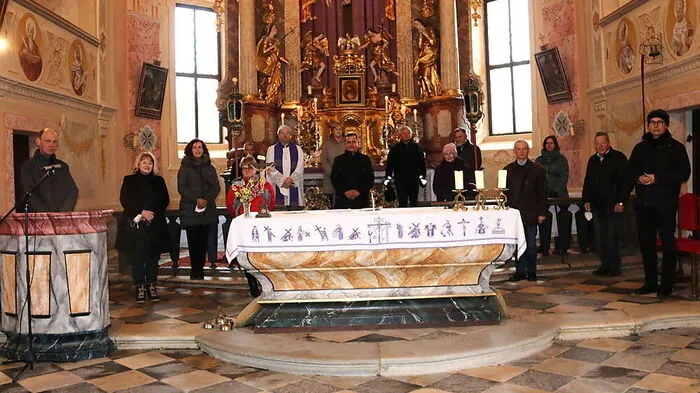 Vertreter der einzelnen Pfarren in der Kirche Heiligengrab