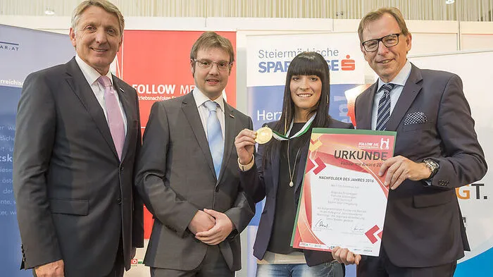 Follow me-Siegerin Angelika Grossegger mit WK-Präsident Josef Herk (l.), WK-GU-Referent Jan Tschofen und Landesrat Christian Buchmann (r.)