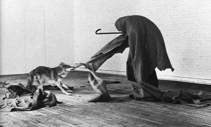 Mit Filzdecke überzogen wie ein Schamane verbrachte Beuys 1974 drei Tage mit einem Kojoten in einer New Yorker Galerie	