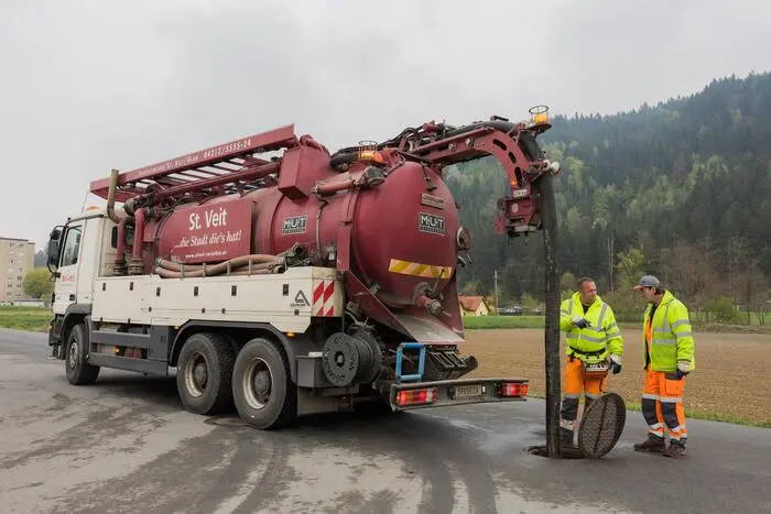 Mit diesem Spülwagen werden Janäle gereinigt