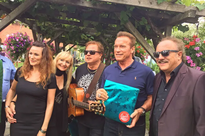 ... die steirische Erfolgsband spielte für den Preisträger nach dem offizellen Teil die Hits "Flying High" und "Live is life".