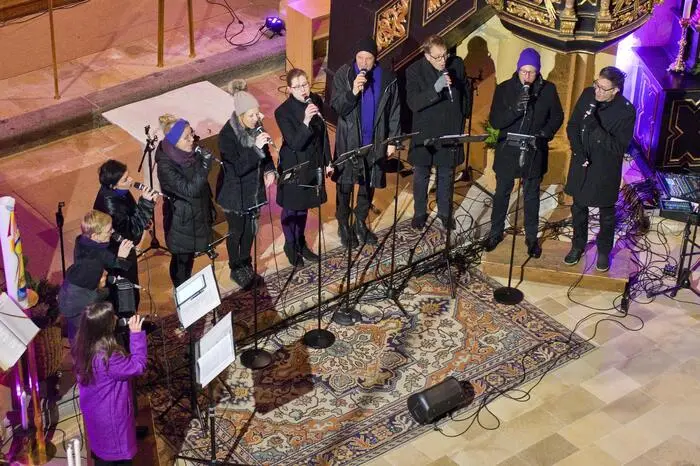 Die stimmungsvoll beleuchtete Kirche bot einen würdigen Rahmen für das vielfältige Repertoire der Gruppe, die 2023 aus langjährigen musikalischen Weggefährten der Kunstuniversität Graz entstand.