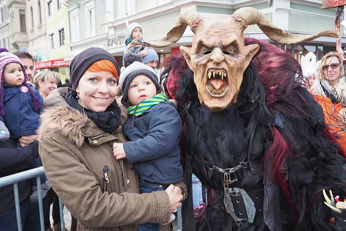 Mehr als 30 Gruppen mit rund 800 Teilnehmern lockten bei gar nicht winterlichen Temperaturen 10.000 Besucher an.