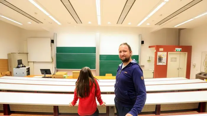 Hemma Bach (auf Wunsch ihrer Eltern nur von hinten gezeigt) gemeinsam mit Benjamin Hackl