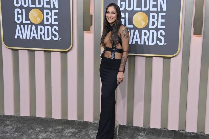 Tefi Pessoa wagte sich an einen Trend des Jahres 2023 und trug ein schwarzes, enganliegendes Kleid mit einem transparenten Oberteil aus Mesh-Stoff, gepaart mit glitzernden Trägern in Bondage-Optik.