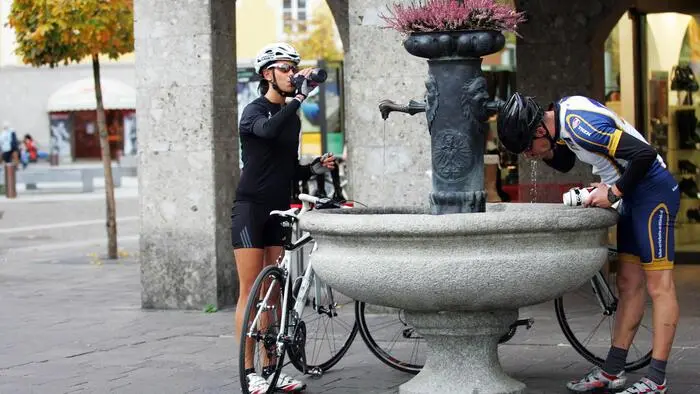 17 öffentliche Trinkwasserbrunnen gibt es in Lienz | Auch Radfahrer nutzen die Trinkbrunnen in Lienz gerne, um ihren Durst zu stillen
