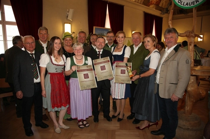 Margareta Reichsthaler, Obfrau der Genussregionen Österreich, verlieh die Urkunden.