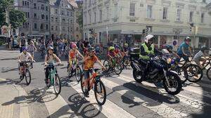 Mit Polizeischutz radelten die kleinen Drahtesel-Aktivisten gestern durch die Grazer Innenstadt
