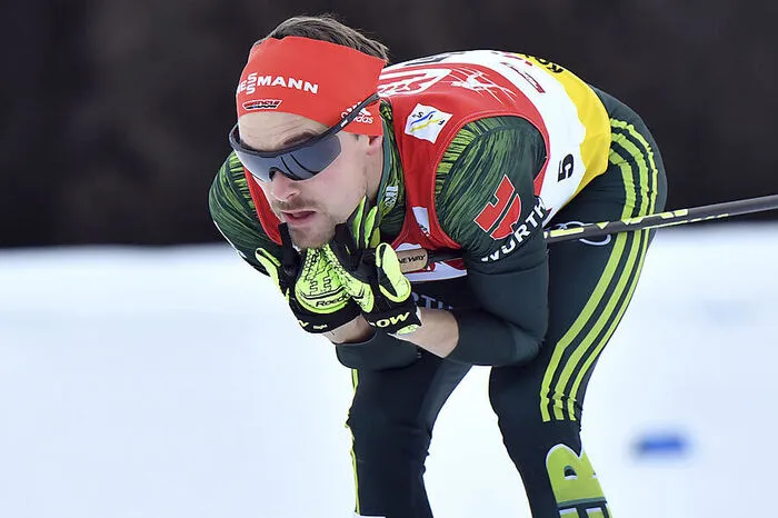 "Wenn man da oben auf dem Balken sitzt, wackelt der komplette Turm." Der deutsche Kombinierer Fabian Rießle über die Windbeeinträchtigungen beim Skispringen.