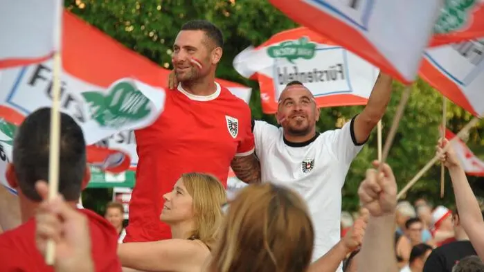 Rund 3.500 Fans verwandelten am Montagabend den Fürstenfelder Hauptplatz beim Public Viewing in eine rot-weiß-rote Partyzone. 
