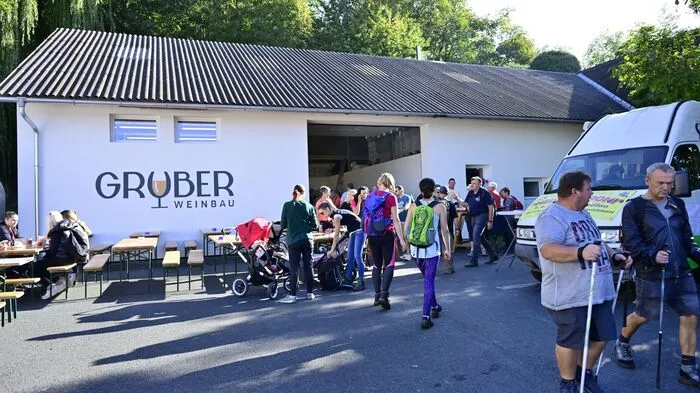 Sehr viele Wanderer in größeren und kleineren Gruppen nützten den schönen Tag für die traditionelle Sturmwanderung