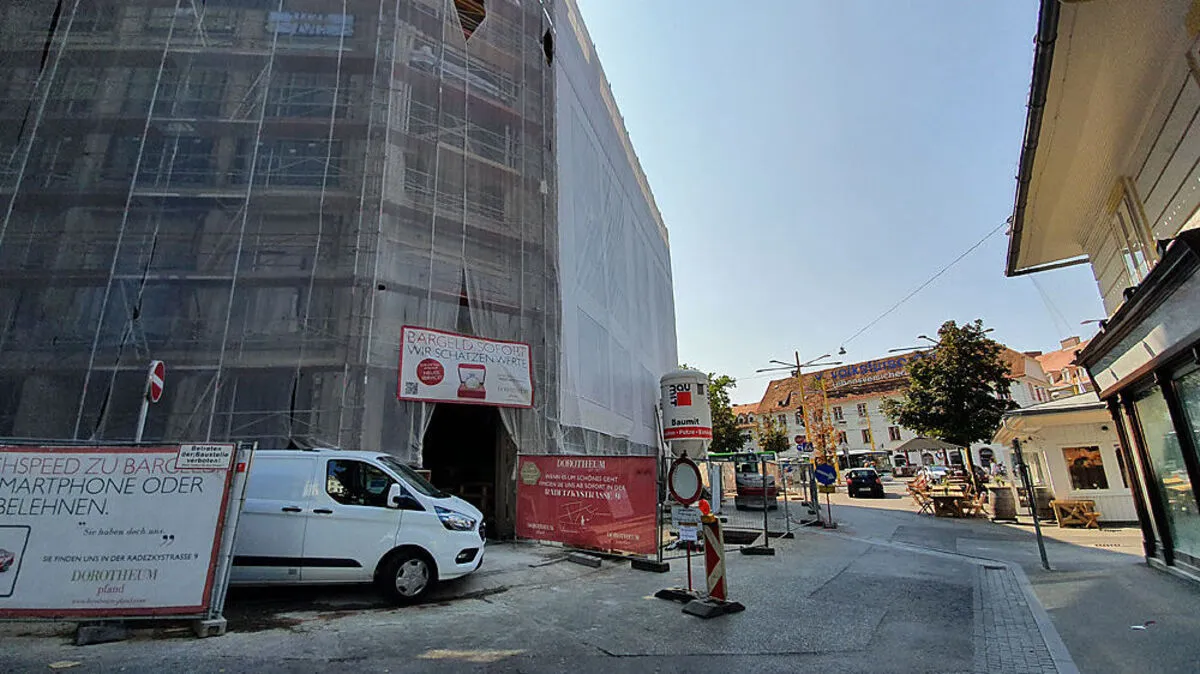 Vom Opernring kommend ist die Durchfahrt zum Jakominiplatz bis Mitte August gesperrt