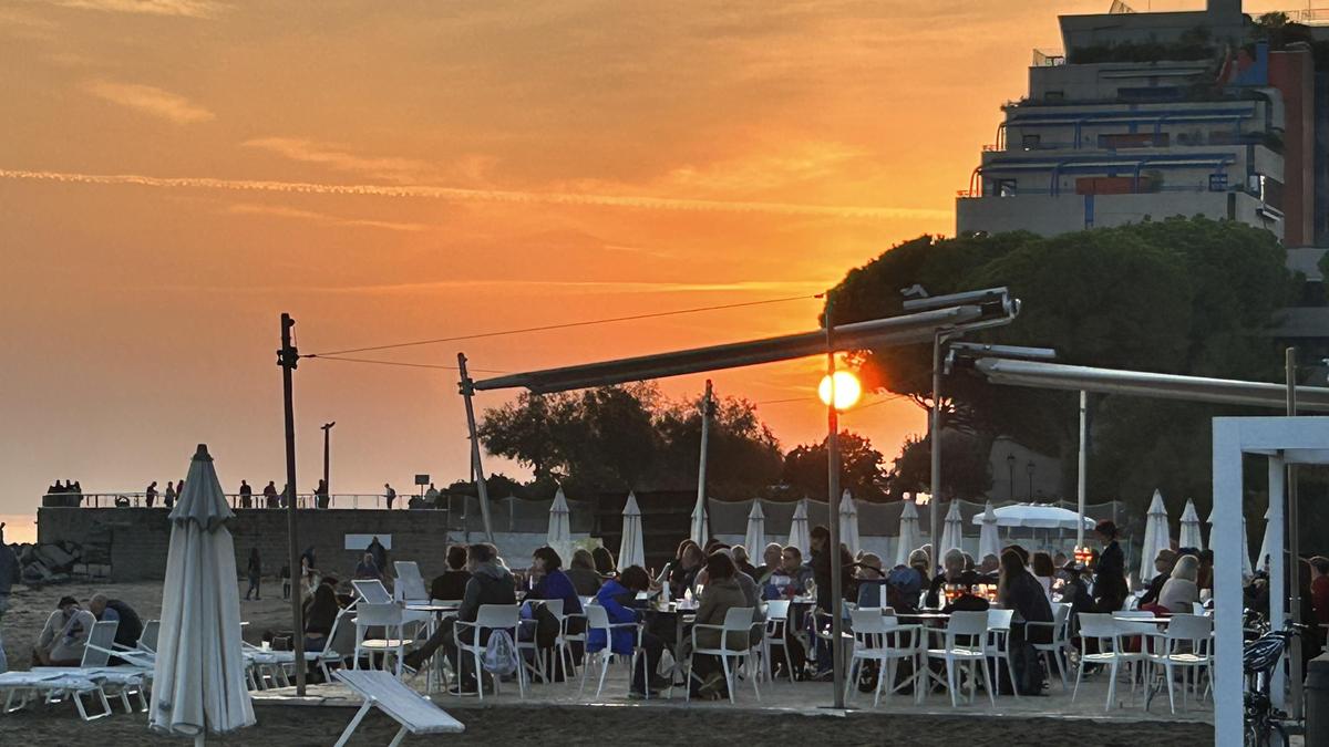 Die Urlauber genossen lieber den Sonnenuntergang als sich die Ruderregatta anzuschauen