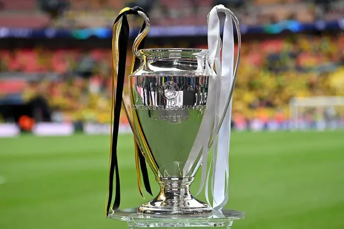 Um diese Trophäe wurde im Wembley gespielt.
