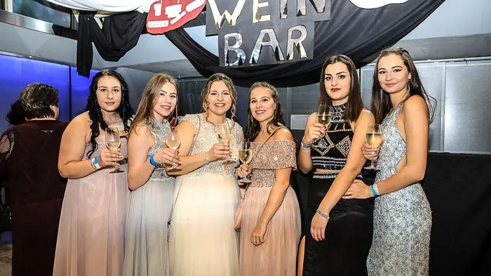 Klicken Sie sich durch die edle Ballnacht.